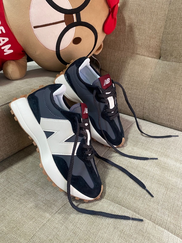New Balance 327 Negra Blanca NB83