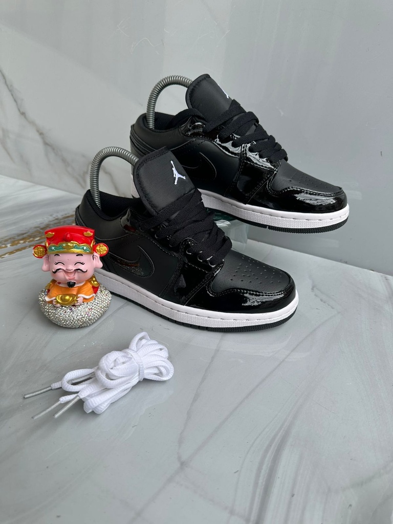Jordan Retro 1 Bajito Negro Charol JD190