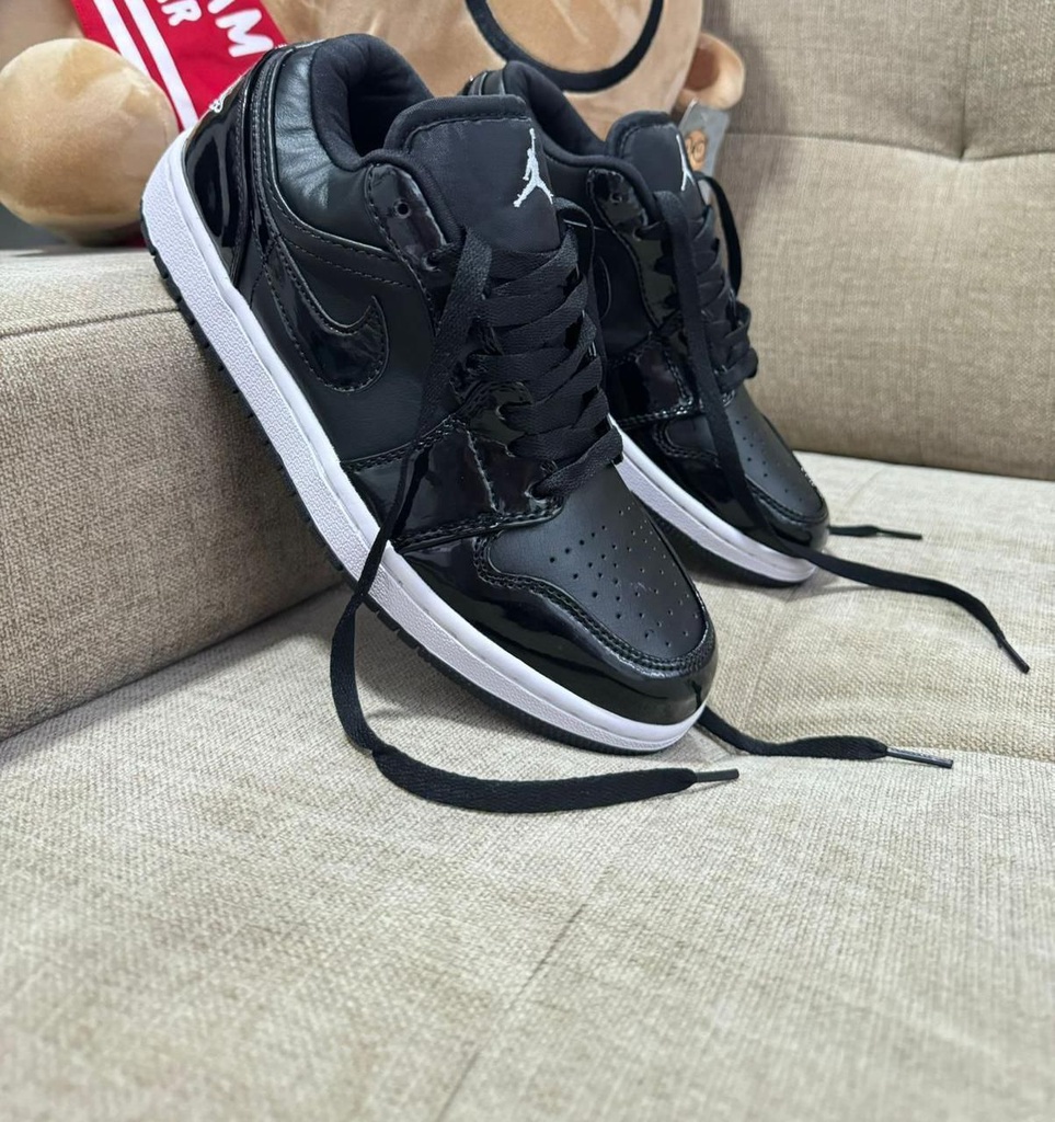 Jordan Retro 1 Bajito Negro Charol JD190