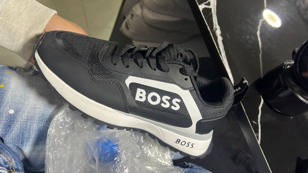 Hugo Boss Letras Negro Linea Blanca HB13