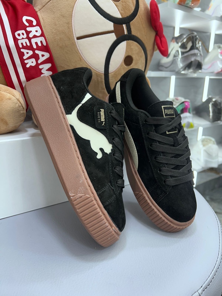 Puma Suede Negra Suela Ocre PM152