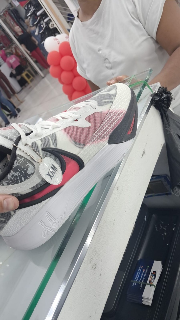 Nike Kirie 8 White NK396