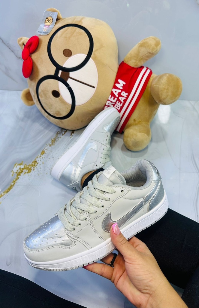 Jordan Retro 1 Bajita Plateada Suela Blanca 