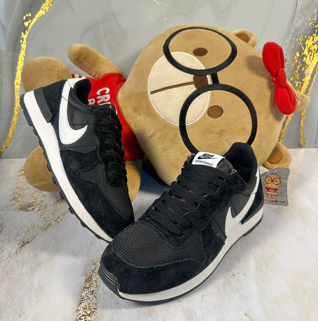 Nike Internacional Negro-Suela Blanca