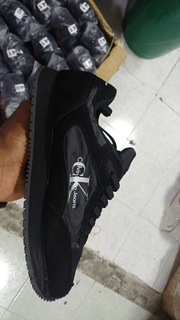 Calvin Klein Negra Toda Tela