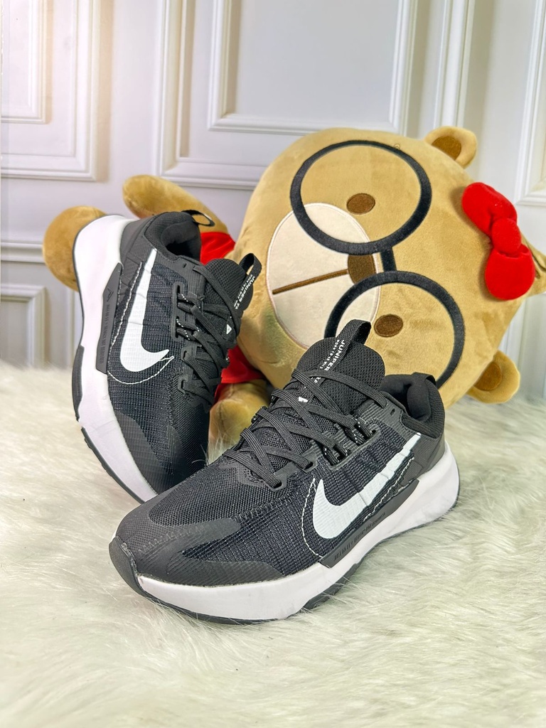 Nike Juniper Negro Blanco NK729