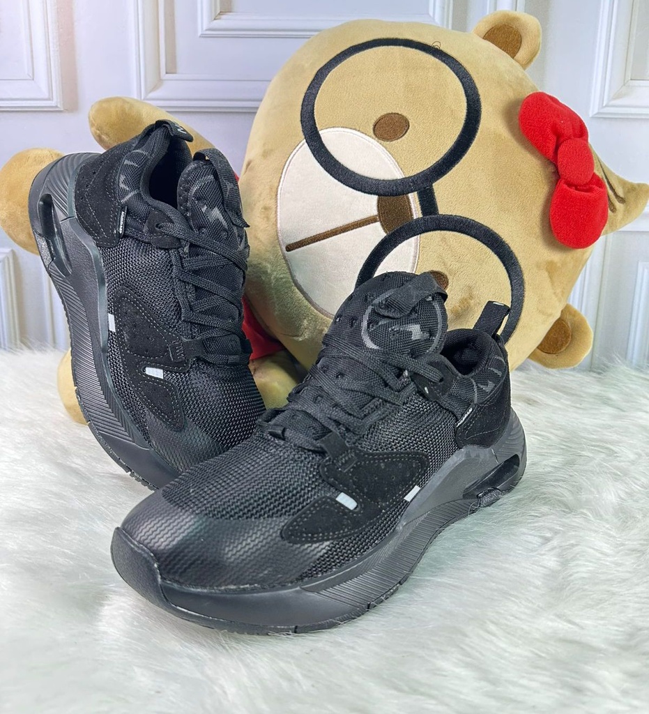 Jordan Cadence Toda Negra