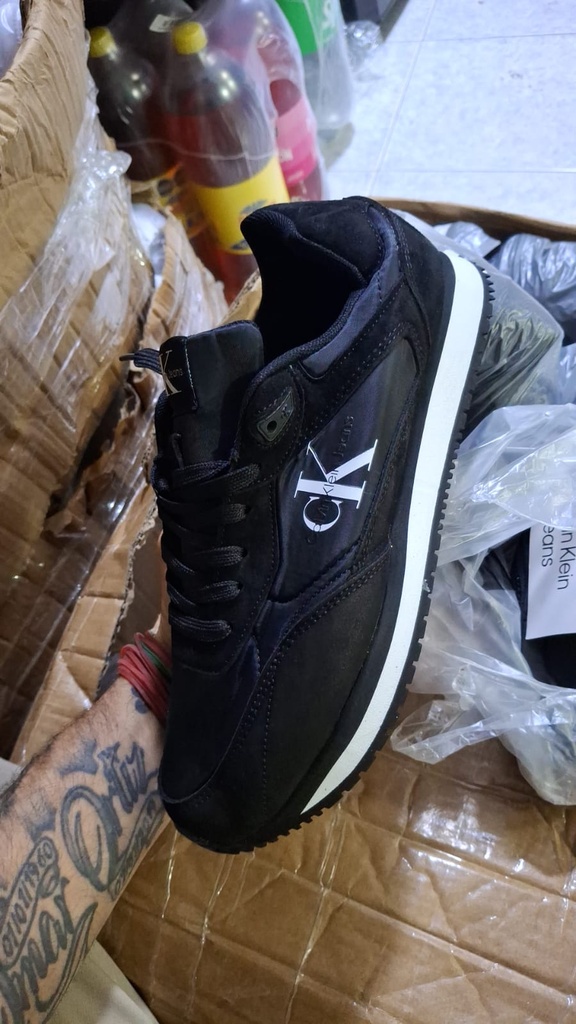 Calvin Klein Negra Blanca Letras