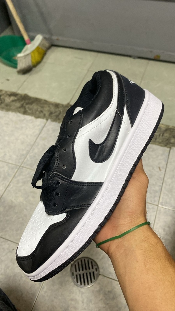 Jordan Retro 1 Bajito Blanco Negro 