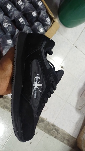 Calvin Klein Negra Toda Tela