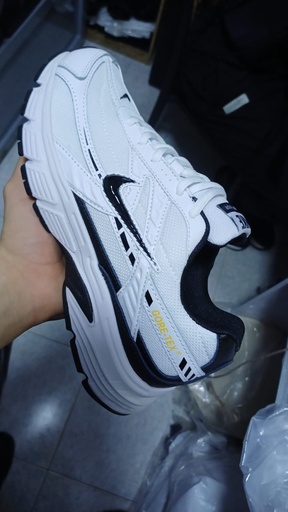 Nike Iniator Blanco-Chulo Negro Gore-tex