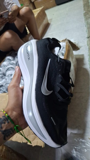 Nike Vomero Plus Negro Suela Gris