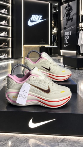Nike Vomero Plus Beige Fondo Rosado